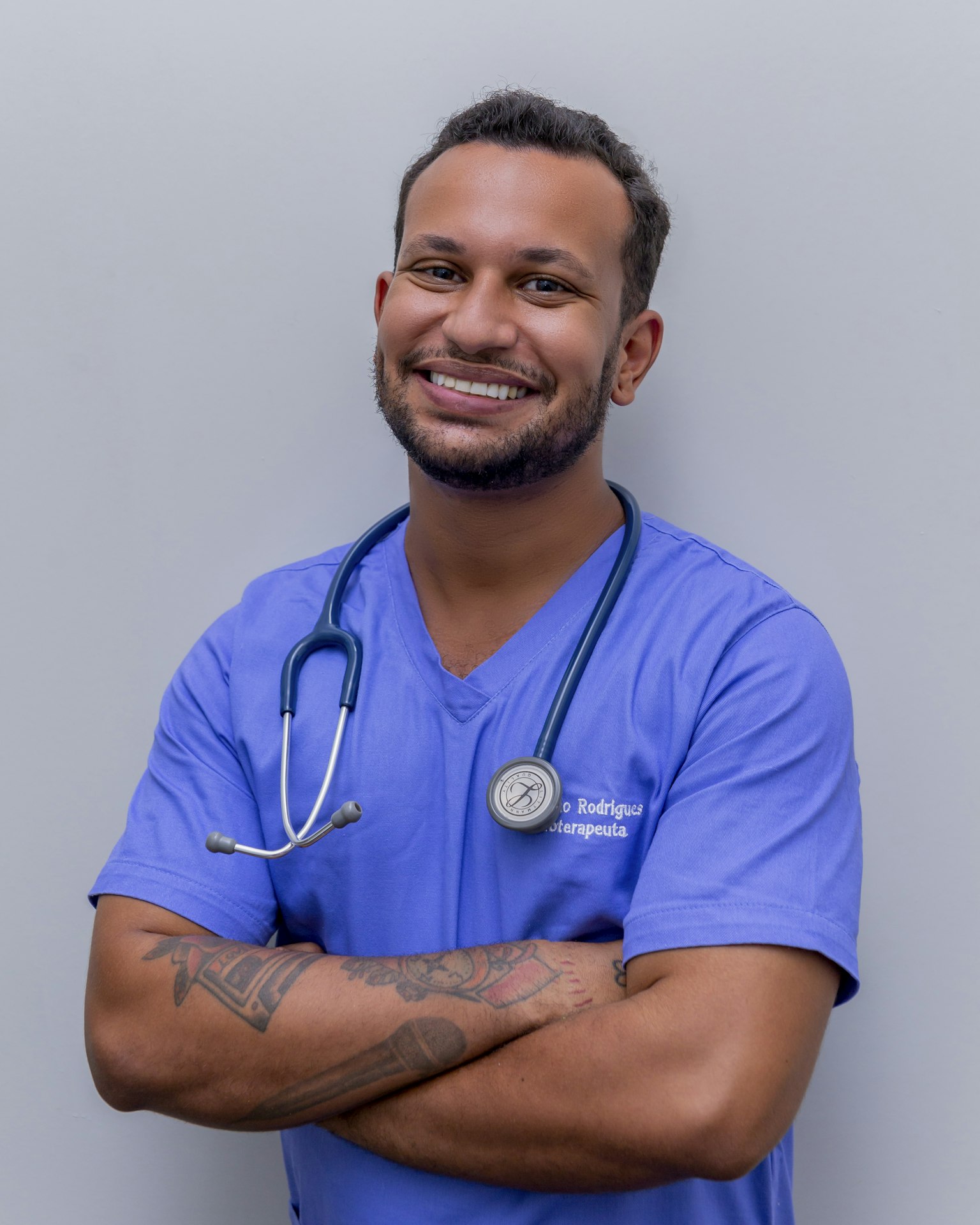 Doctor con familia hispana en Clínica Hispana Corpus